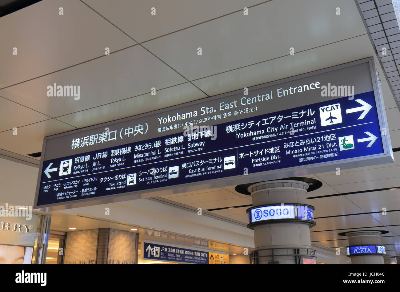 JR Yokohama Stazione ferroviaria destination information board a Yokohama Giappone. Foto Stock