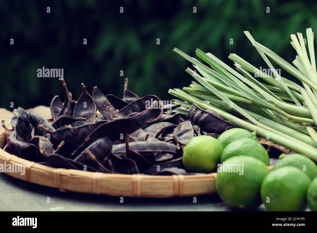 Ingrediente a base di erbe per la cura dei capelli a casa da soap berry, limone, citronella pianta, tutti i materiali bollire con acqua per rendere la natura shampoo Foto Stock Ingrediente a base di erbe per la cura dei capelli a casa da soap berry, limone, citronella pianta, tutti i materiali bollire con acqua per rendere la natura shampoo Foto Stock