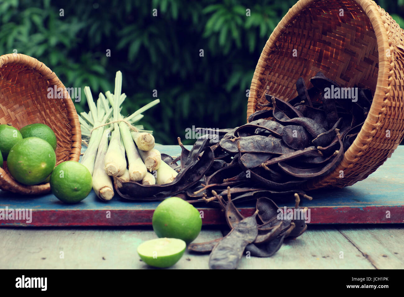 Ingrediente a base di erbe per la cura dei capelli a casa da soap berry, limone, citronella pianta, tutti i materiali bollire con acqua per rendere la natura shampoo Foto Stock Ingrediente a base di erbe per la cura dei capelli a casa da soap berry, limone, citronella pianta, tutti i materiali bollire con acqua per rendere la natura shampoo Foto Stock