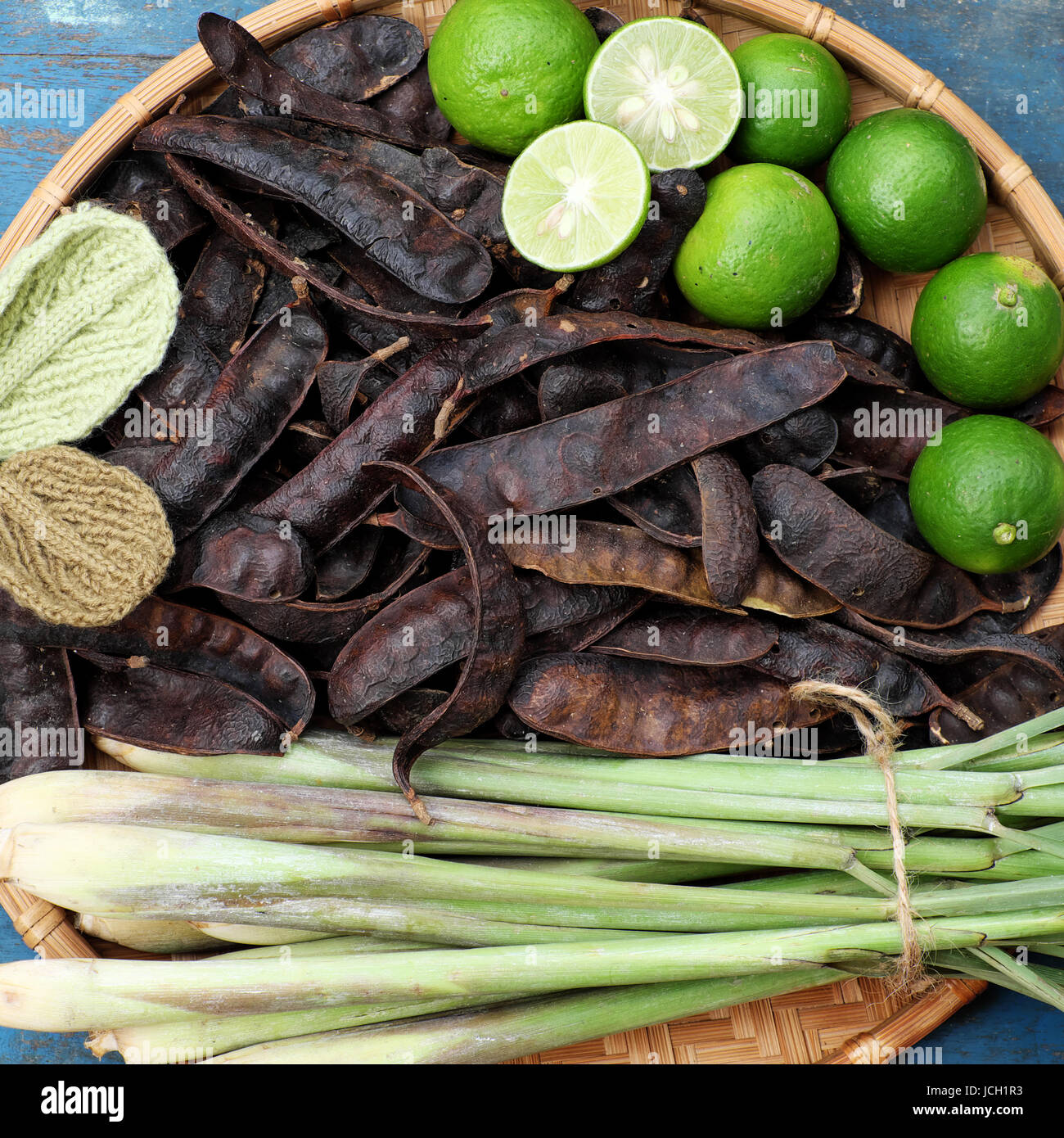 Ingrediente a base di erbe per la cura dei capelli a casa da soap berry, limone, citronella pianta, tutti i materiali bollire con acqua per rendere la natura shampoo Foto Stock Ingrediente a base di erbe per la cura dei capelli a casa da soap berry, limone, citronella pianta, tutti i materiali bollire con acqua per rendere la natura shampoo Foto Stock