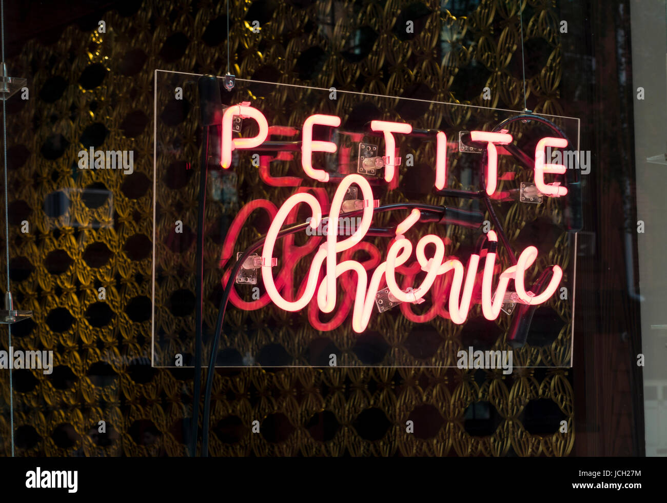Insegna al neon nella finestra della Petite Chérie, una boutique di vendita di profumo Foto Stock