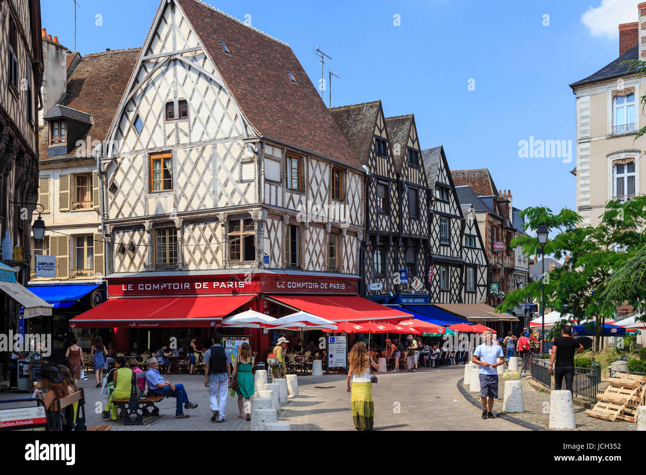 Francia, Cher (18), Bourges, Les Maisons à pentole de bois de la Place Gordaine // Francia, Cher, Bourges, Gordaine square Foto Stock