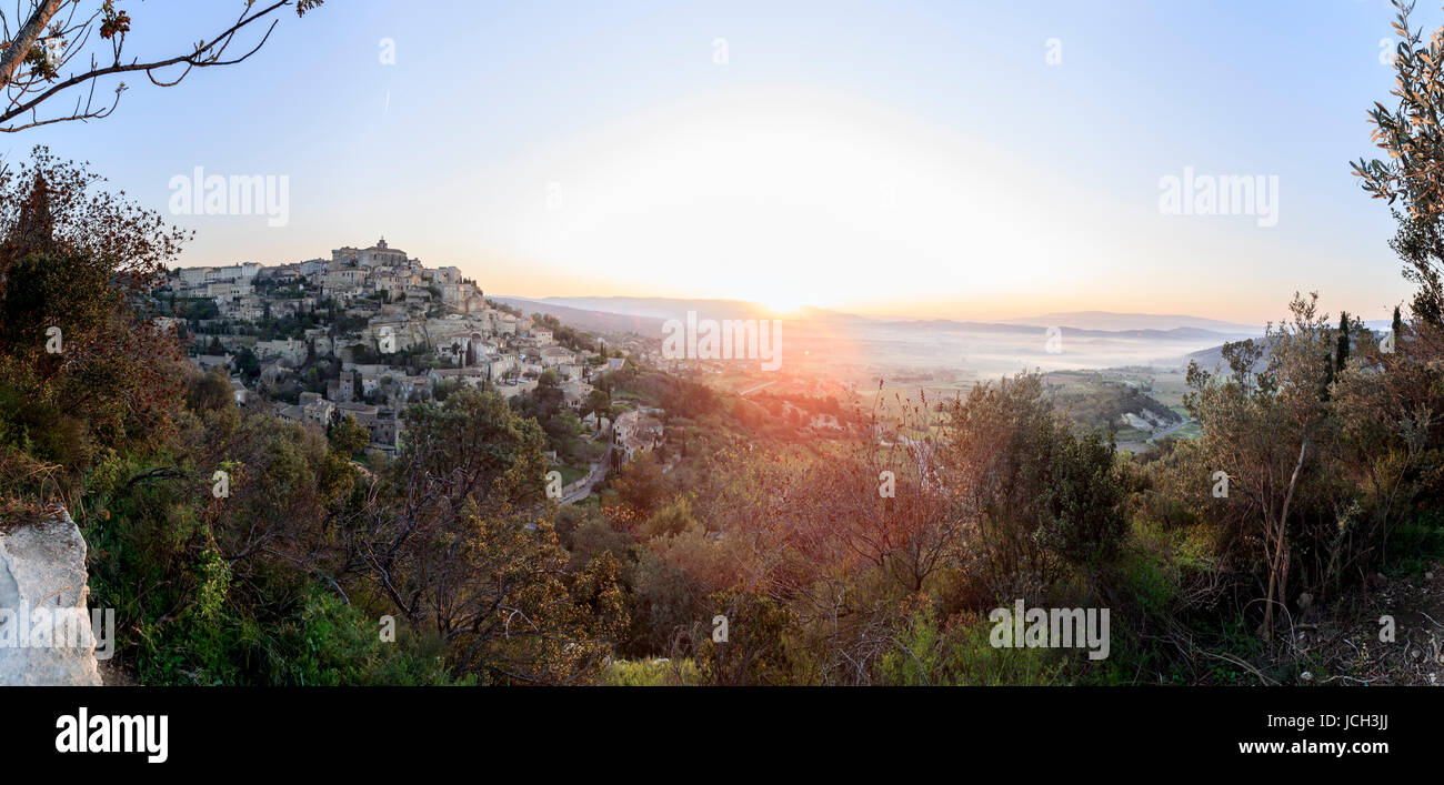 Francia, Vaucluse (84), Luberon, Gordes, labellisé Les Plus Beaux Villages de France, au leva du jour // Francia, Vaucluse, Luberon, Gordes, etichettati L Foto Stock