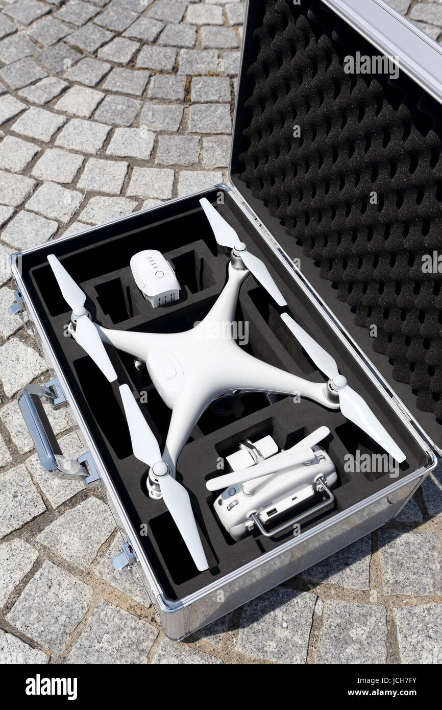 Drone prima del volo in un trasporto borsa in metallo Foto Stock