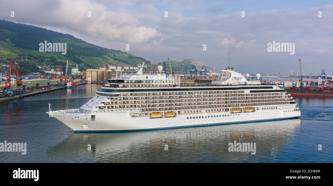 SEVEN SEAS EXPLORER CRUISE SHIP BILBAO Spagna può 31ST: sette mari explorer di linea crusie Regent le vendite nel porto di Bilbao Spagna 31 Maggio 2017 Foto Stock