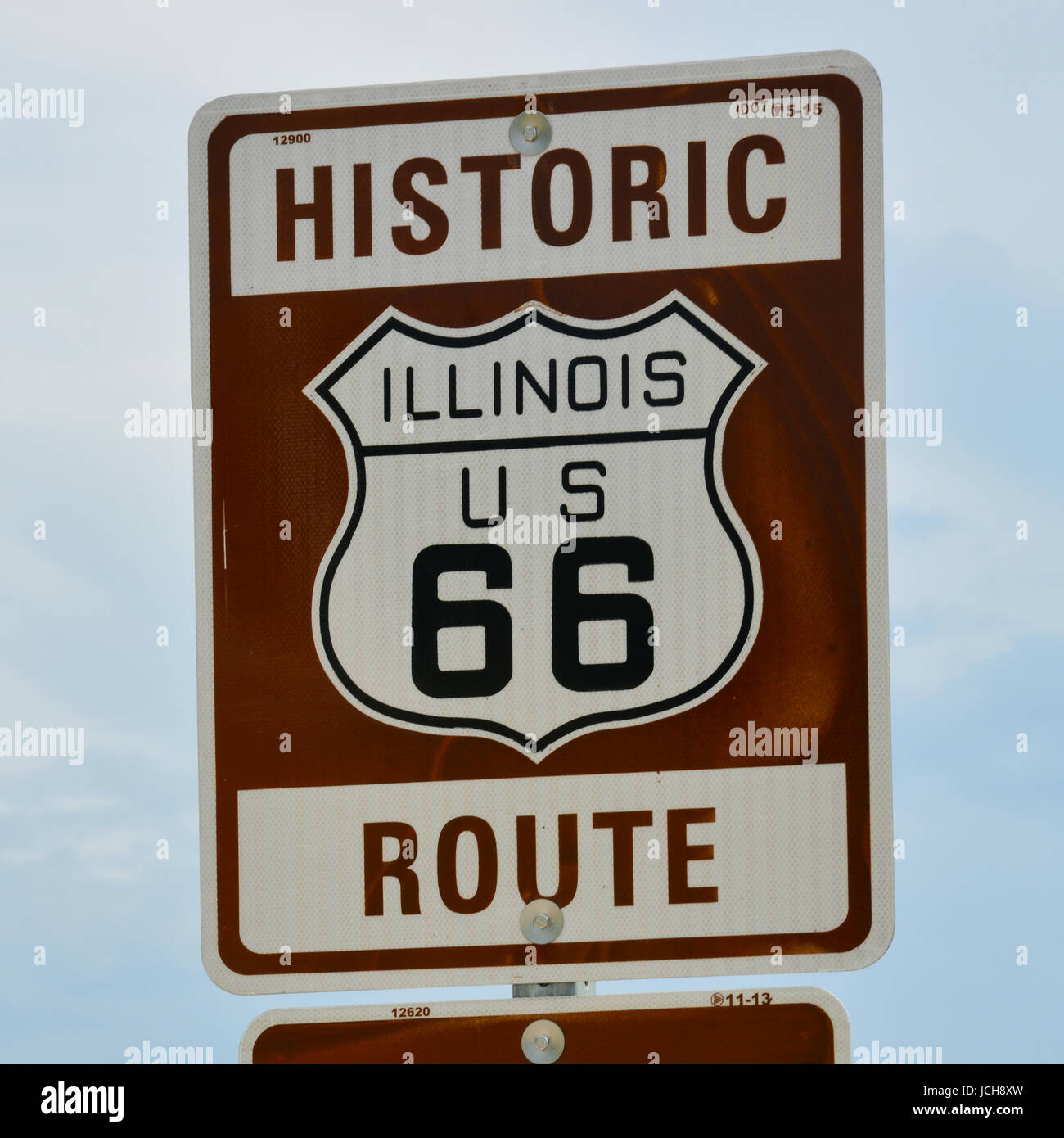 Marker stradale indicante il percorso originale del percorso 66 attraverso Chenoa Illinois dove si incrocia l'autostrada 24. Foto Stock