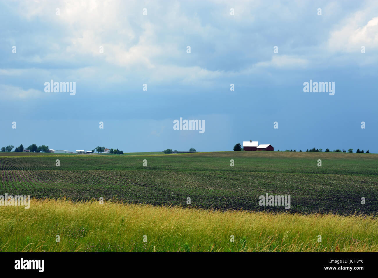 Pioggia nuvole raccogliere su terreni agricoli lungo la vecchia strada 66 al di fuori di Odell in central Illinois. Foto Stock