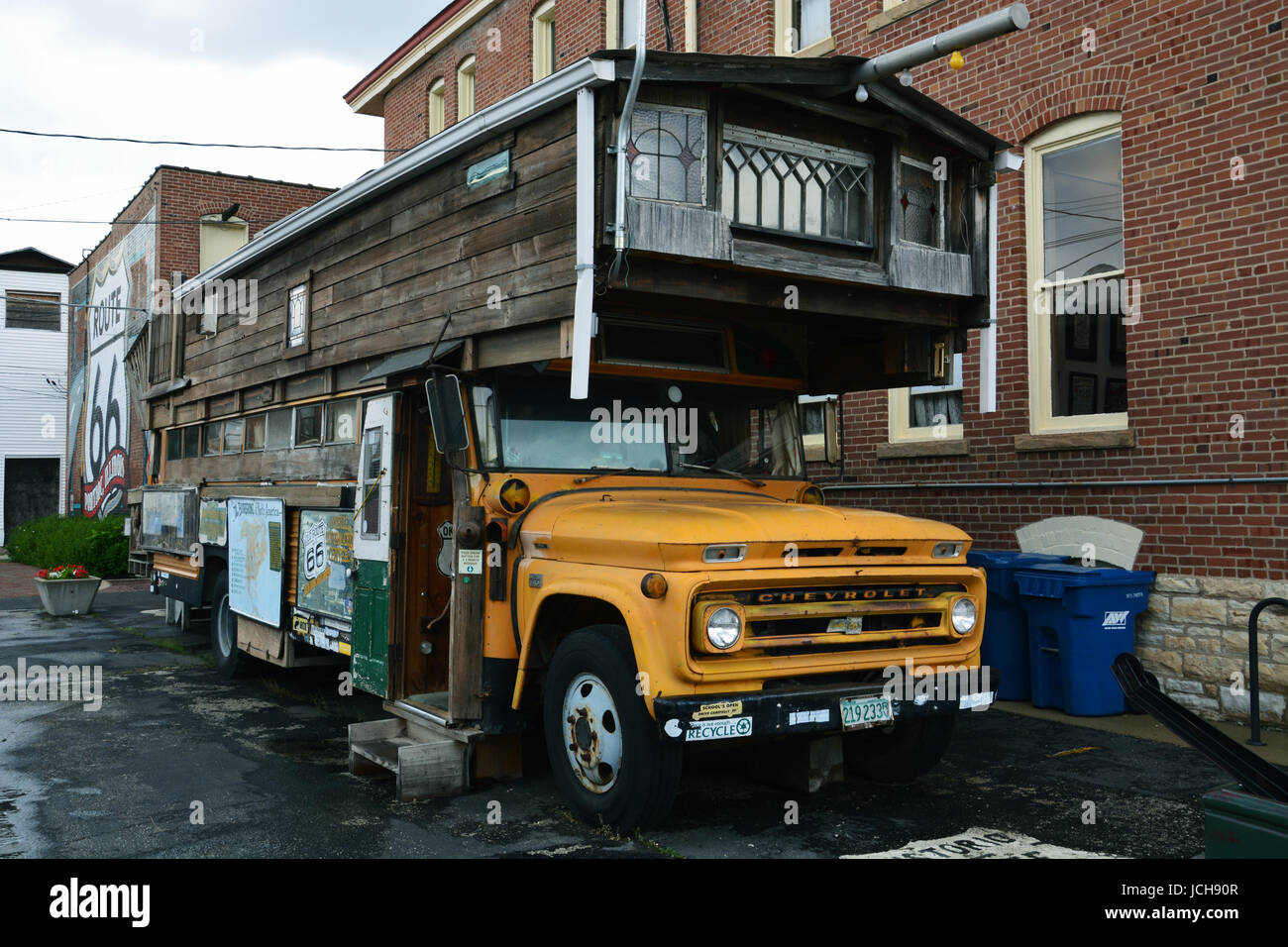Artista Bob Waldmier 'Road Yacht', dove ha vissuto quando non si è in viaggio nel suo bus VW, è parte della mostra al Cotech 66 Museum in Pontiac Illinois Foto Stock Artista Bob Waldmier 'Road Yacht', dove ha vissuto quando non si è in viaggio nel suo bus VW, è parte della mostra al Cotech 66 Museum in Pontiac Illinois Foto Stock