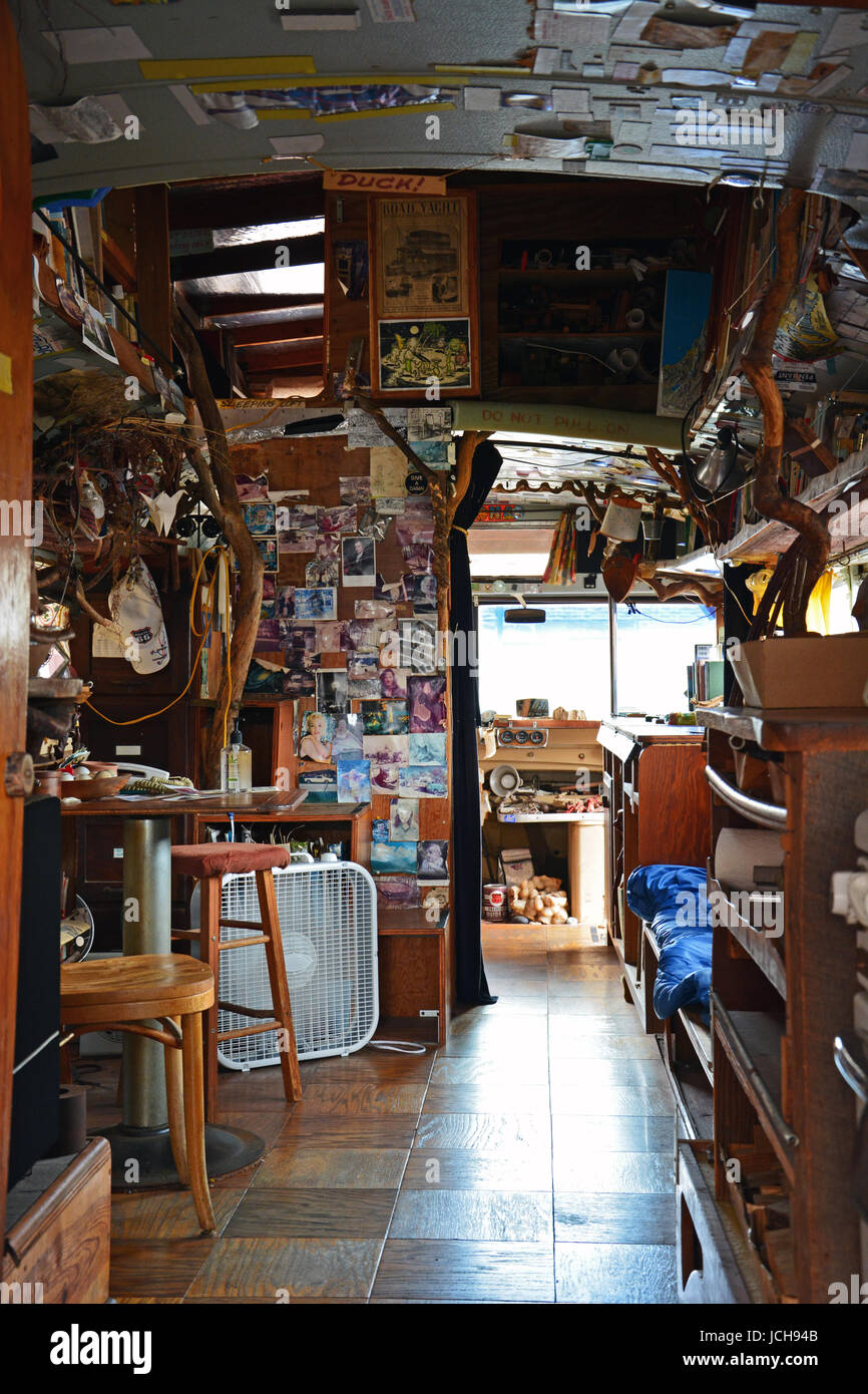 Artista Bob Waldmier 'Road Yacht', dove ha vissuto quando non si è in viaggio nel suo bus VW, è parte della mostra al Cotech 66 Museum in Pontiac Illinois Foto Stock Artista Bob Waldmier 'Road Yacht', dove ha vissuto quando non si è in viaggio nel suo bus VW, è parte della mostra al Cotech 66 Museum in Pontiac Illinois Foto Stock