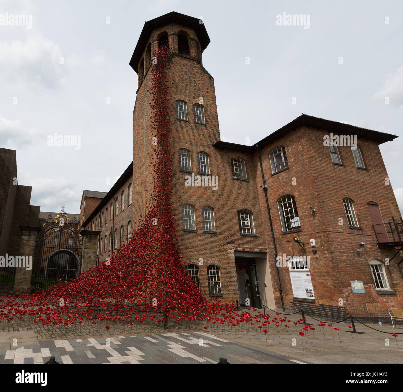 Derby. Inghilterra, 14th, giugno, 201 viste esterne del Derbyshire " Museo della seta che ha ospitato il Poppies: pianto Mostra finestra dall'artista Paolo Cummins e Foto Stock