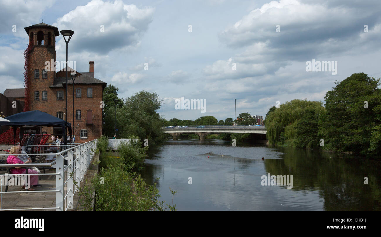 Derby. Inghilterra, 14th, giugno, 201 viste esterne del Derbyshire " Museo della seta che ha ospitato il Poppies: pianto Mostra finestra dall'artista Paolo Cummins e Foto Stock