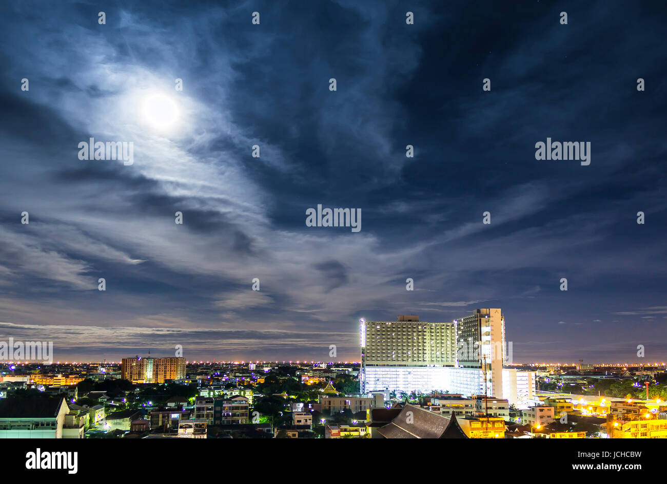 Paesaggio di notte la città di Bangkok in Thailandia con la luna piena Foto Stock