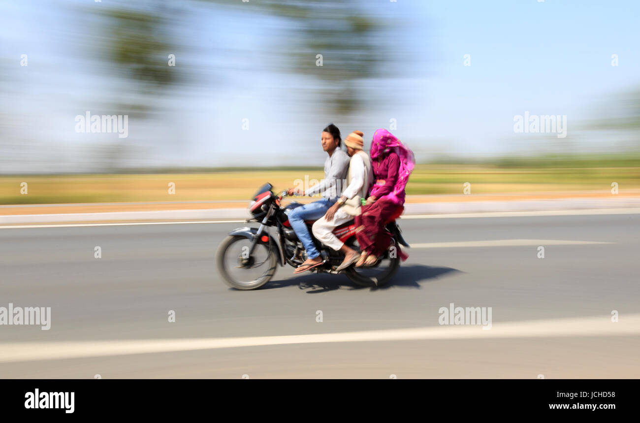 An der Schnellstraße in Rajasthan, Indien Foto Stock