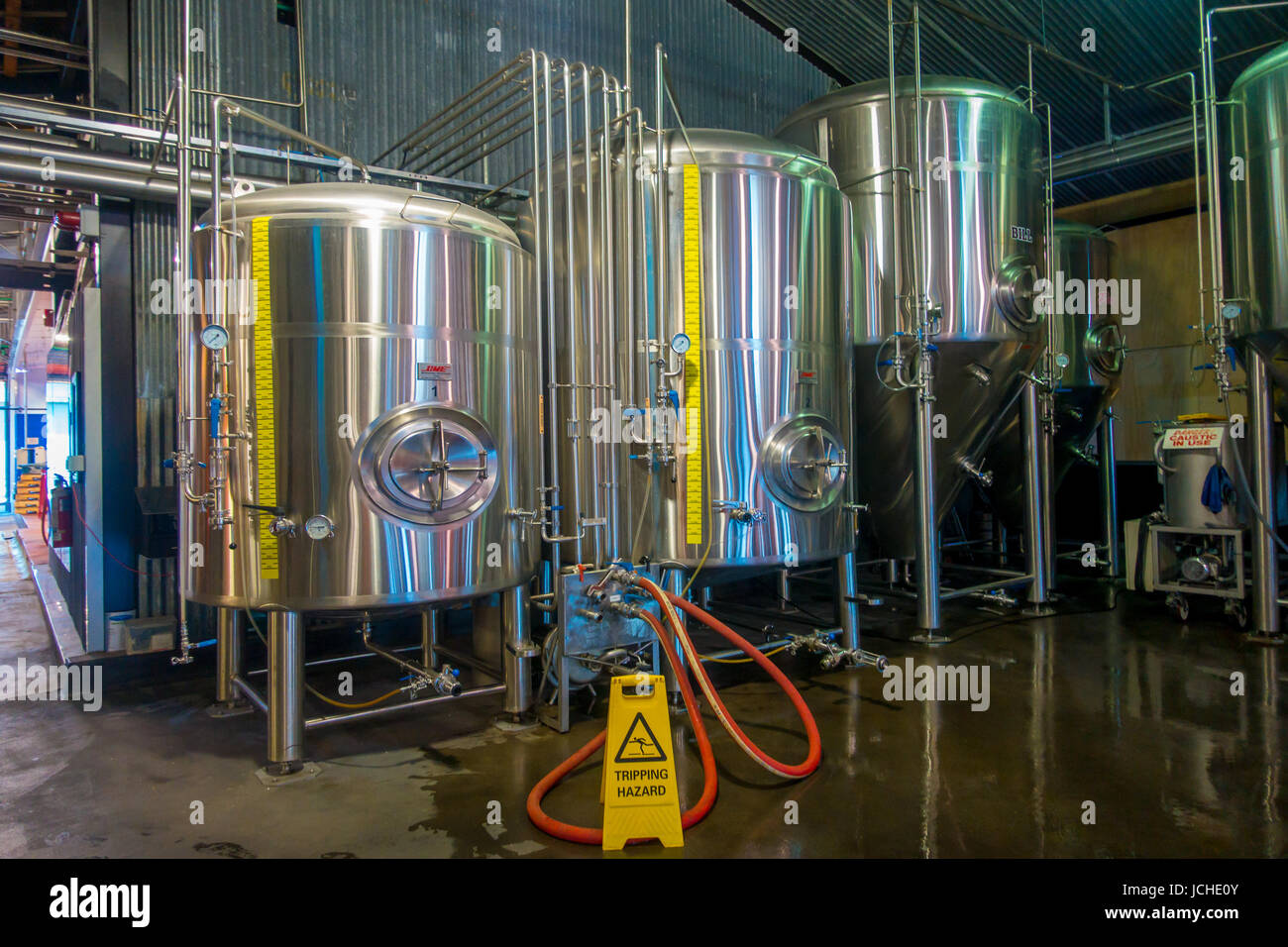 Isola del Sud, Nuova Zelanda - 25 Maggio 2017: moderna fabbrica di birra, vasche in acciaio per la fermentazione della birra e di maturazione, monteiths fabbrica di birra, isola del sud i Foto Stock
