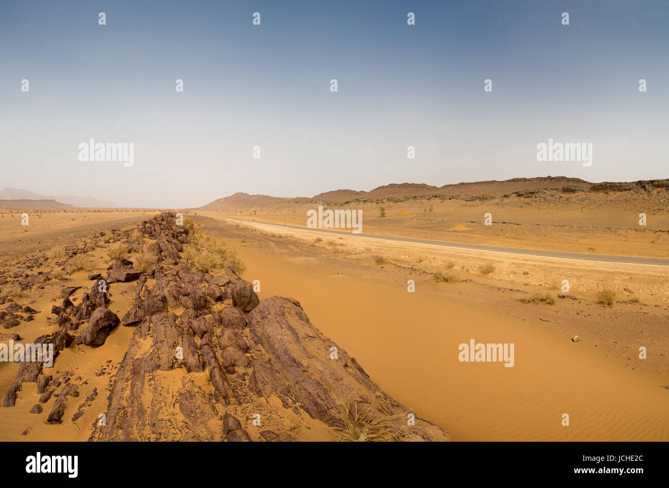 Arida e calda giornata nel deserto del Sahara, vicino a Tata in Marocco. Foto Stock