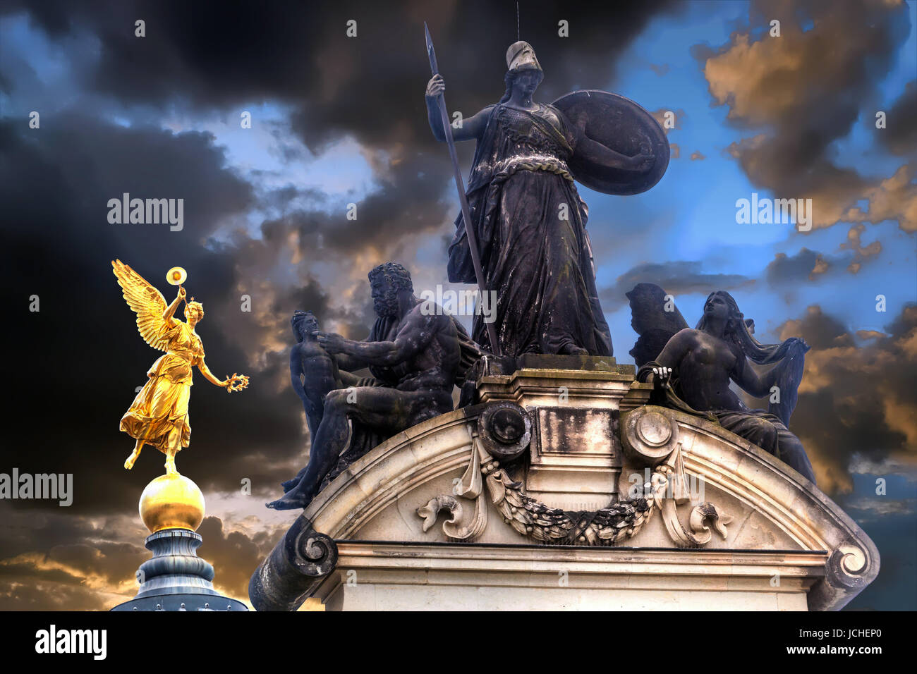 Close-up della statua dorata sulla cupola della Accademia di Belle Arti di Dresda, Germania Foto Stock