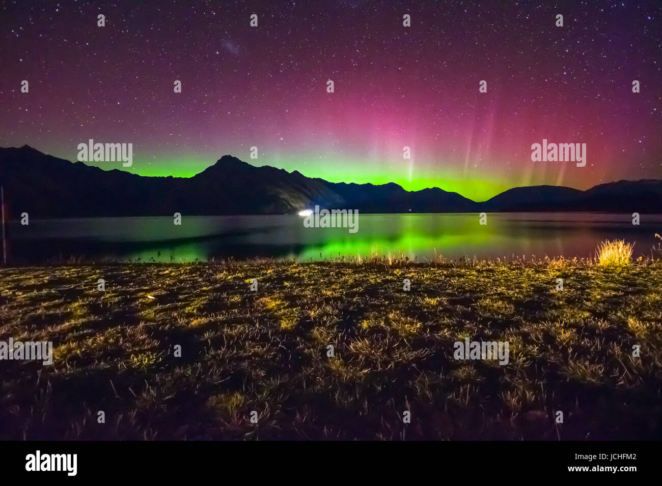 Aurora Australis e via lattea sul lago Wakatipu, Kinloch, Nuova Zelanda Isola del Sud Foto Stock