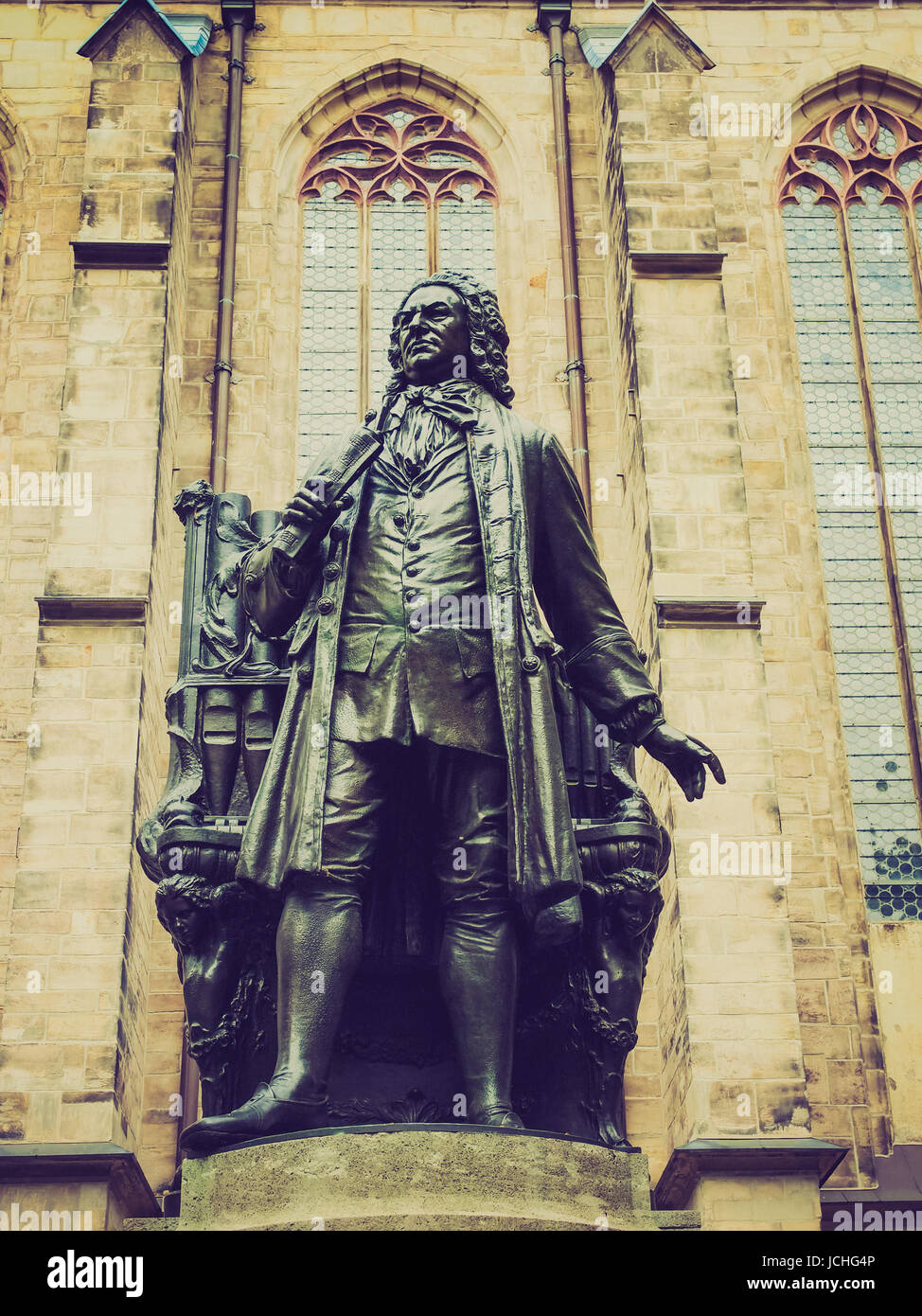 Il Neues Bach Denkmal significato nuovo monumento di Bach si erge sin dal 1908 nella parte anteriore del St Thomas Kirche chiesa dove Johann Sebastian Bach è sepolto in Leipzig Germania Foto Stock