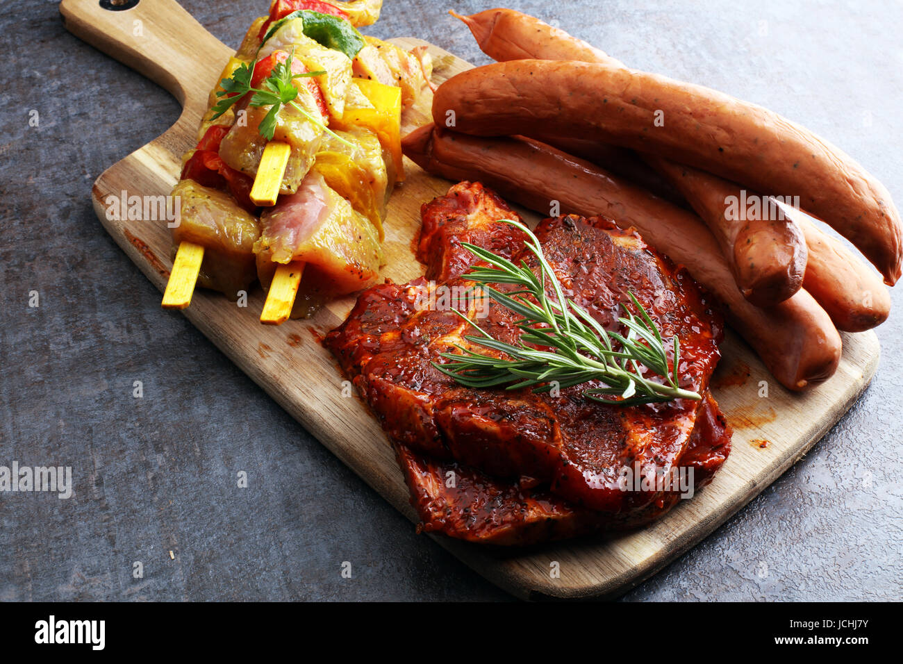 Selezione di carni marinaded barbecue per la cottura alla griglia su tavola Foto Stock