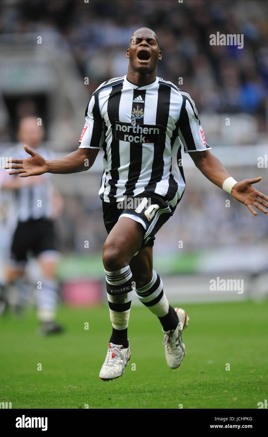 MARLON HAREWOOD Newcastle United FC NEWCASTLE V DONCASTER ROVERS St James Park, Newcastle, Inghilterra 24 ottobre 2009 GAA2328 ATTENZIONE! Questa fotografia può essere utilizzata solo per il giornale e/o rivista scopi editoriali. Non può essere utilizzata per, Internet/uso Online né per le pubblicazioni riguardanti 1 player, 1 Club o 1 CONCORRENZA, senza autorizzazione scritta da parte di Football DataCo Ltd. Per qualsiasi domanda, contattare Football DataCo Ltd il +44 (0) 207 864 9121 Foto Stock