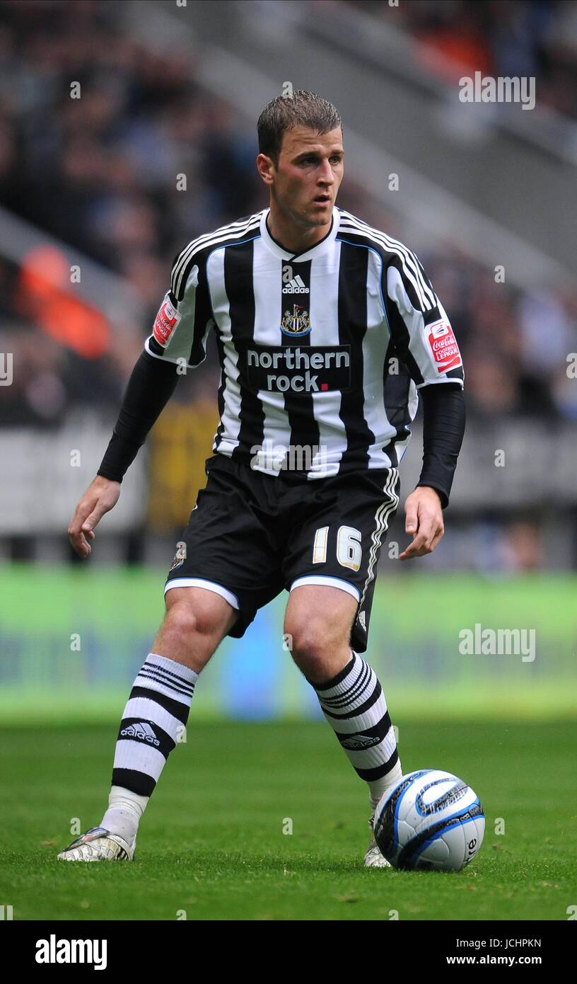 RYAN TAYLOR Newcastle United FC NEWCASTLE V DONCASTER ROVERS St James Park, Newcastle, Inghilterra 24 ottobre 2009 GAA2331 ATTENZIONE! Questa fotografia può essere utilizzata solo per il giornale e/o rivista scopi editoriali. Non può essere utilizzata per, Internet/uso Online né per le pubblicazioni riguardanti 1 player, 1 Club o 1 CONCORRENZA, senza autorizzazione scritta da parte di Football DataCo Ltd. Per qualsiasi domanda, contattare Football DataCo Ltd il +44 (0) 207 864 9121 Foto Stock