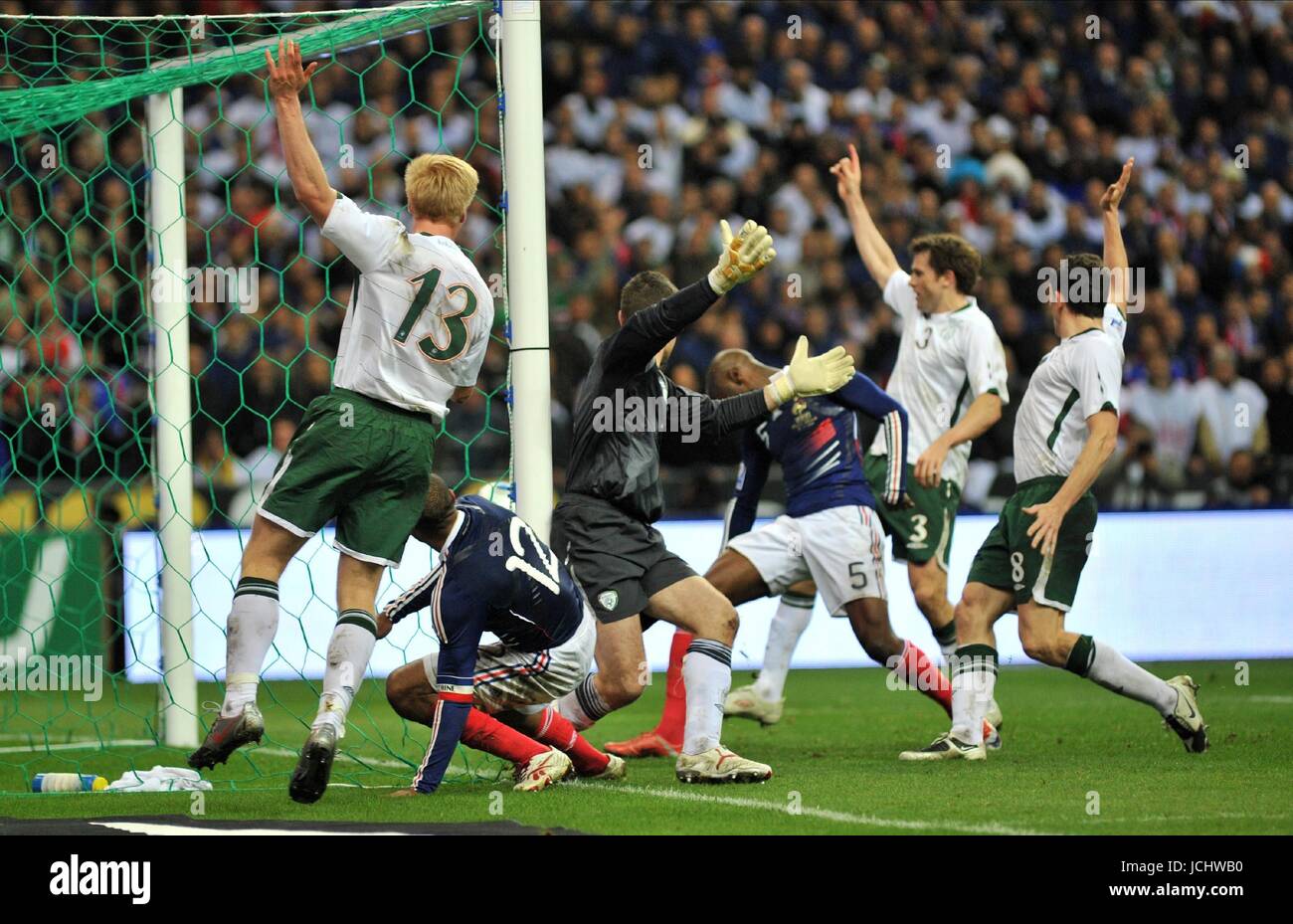 Paolo MCSHANE, WILLIAM GALLAS & THIERRY HENRY FRANCIA V REPUBBLICA DI IRLANDA (UK) FRANCIA V IRLANDA (UK) STADE DE FRANCE, PARIGI, FRANCIA 18 novembre 2009 GAB4021 HENRY è apparso per gestire la palla DUE VOLTE PRIMA DI ALIMENTARE IL DIFENSORE WILLIAM GALLAS, che hanno fornito in dotazione a casa da distanza ravvicinata su 103 minuti per dare alla Francia un pareggio nel RITORNO DELLA LORO PLAYOFF e un aggregato 2-1 WIN. Attenzione! Questa fotografia può essere utilizzata solo per il giornale e/o rivista scopi editoriali. Non possono essere utilizzate per pubblicazioni riguardanti 1 player, 1 Club o 1 concorrenza senza autorizzazione scritta Fro Foto Stock