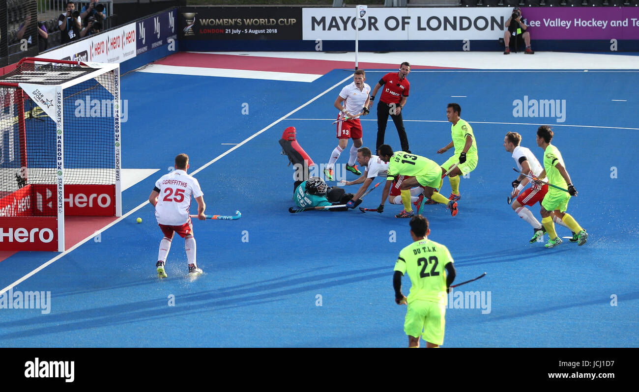 L'Inghilterra del Barry Middleton (centro del pavimento) punteggi il suo lato del primo obiettivo del gioco durante gli uomini del Mondo di Hockey League, piscina una partita a Lee Valley Hockey Center, Londra. Foto Stock