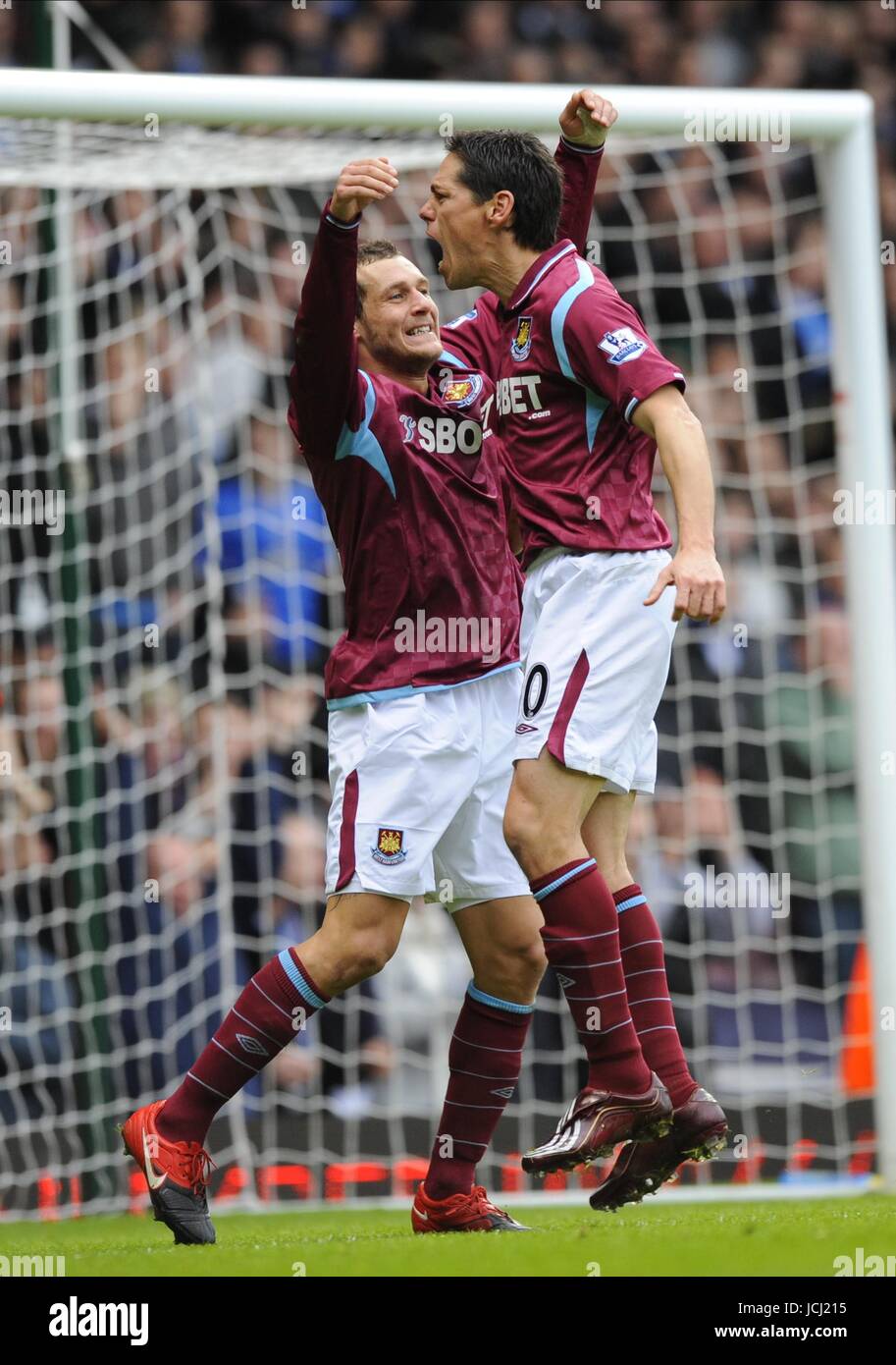 ALESSANDRO DIAMANTI (L) celebra con GUILLERMO FRANCO WESTHAM UNITED WEST HAM UNTED V PORTSMOUTH BOLEYN GROUND DI LONDRA, INGHILTERRA 26 dicembre 2009 GAB7006 West Ham UNTED V PORTSMOUTH ATTENZIONE! Questa fotografia può essere utilizzata solo per il giornale e/o rivista scopi editoriali. Non possono essere utilizzate per pubblicazioni riguardanti 1 player, 1 Club o 1 concorrenza senza autorizzazione scritta da parte di Football DataCo Ltd. Per qualsiasi domanda, contattare Football DataCo Ltd il +44 (0) 207 864 9121 Foto Stock