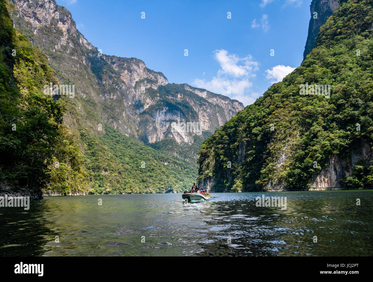 Barca con persone in Canyon Sumidero - Chiapas, Messico Foto Stock