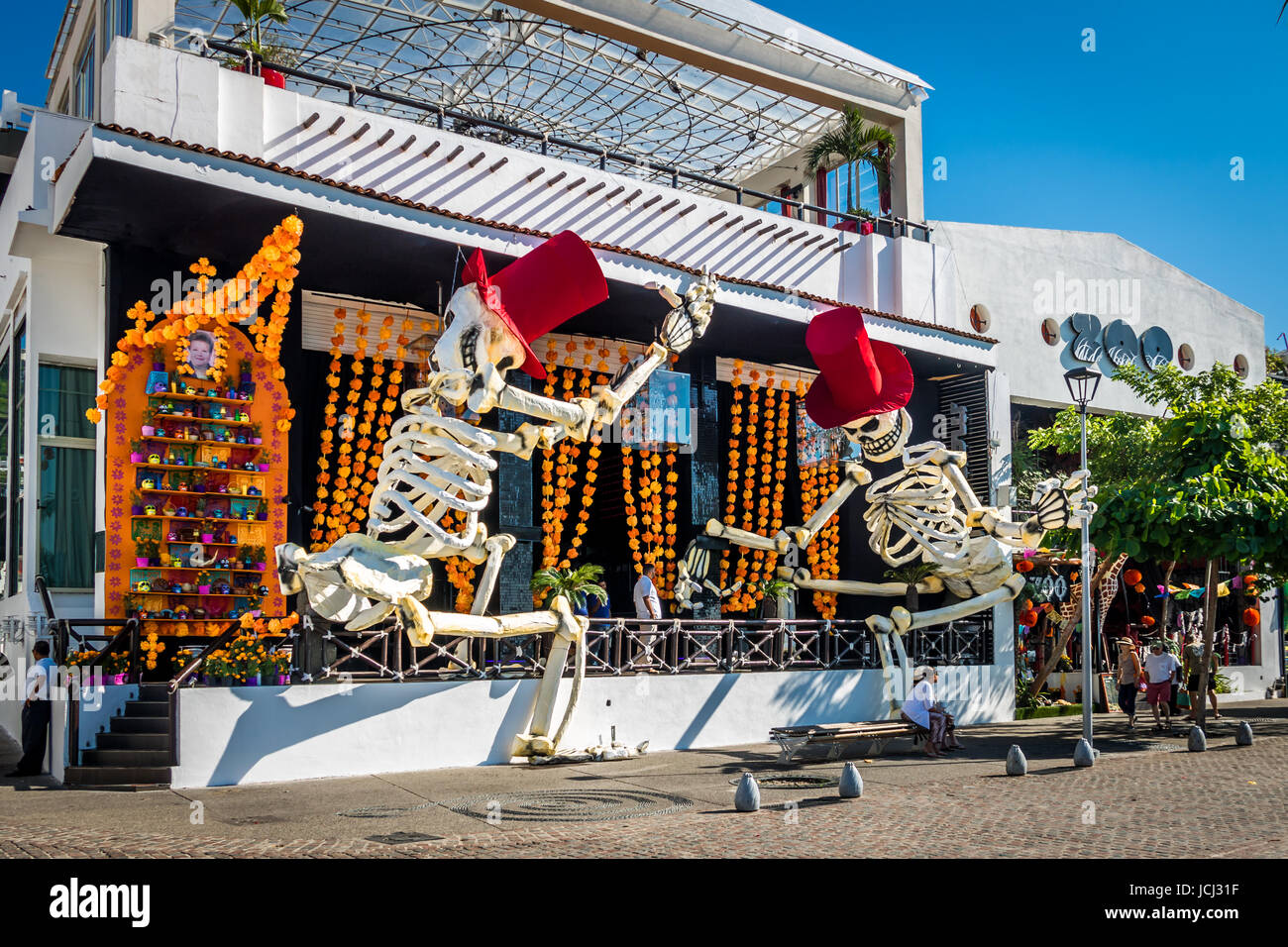 Il giorno dei morti (Dia de los Muertos) negozio di decorazione - Puerto Vallarta, Jalisco, Messico Foto Stock