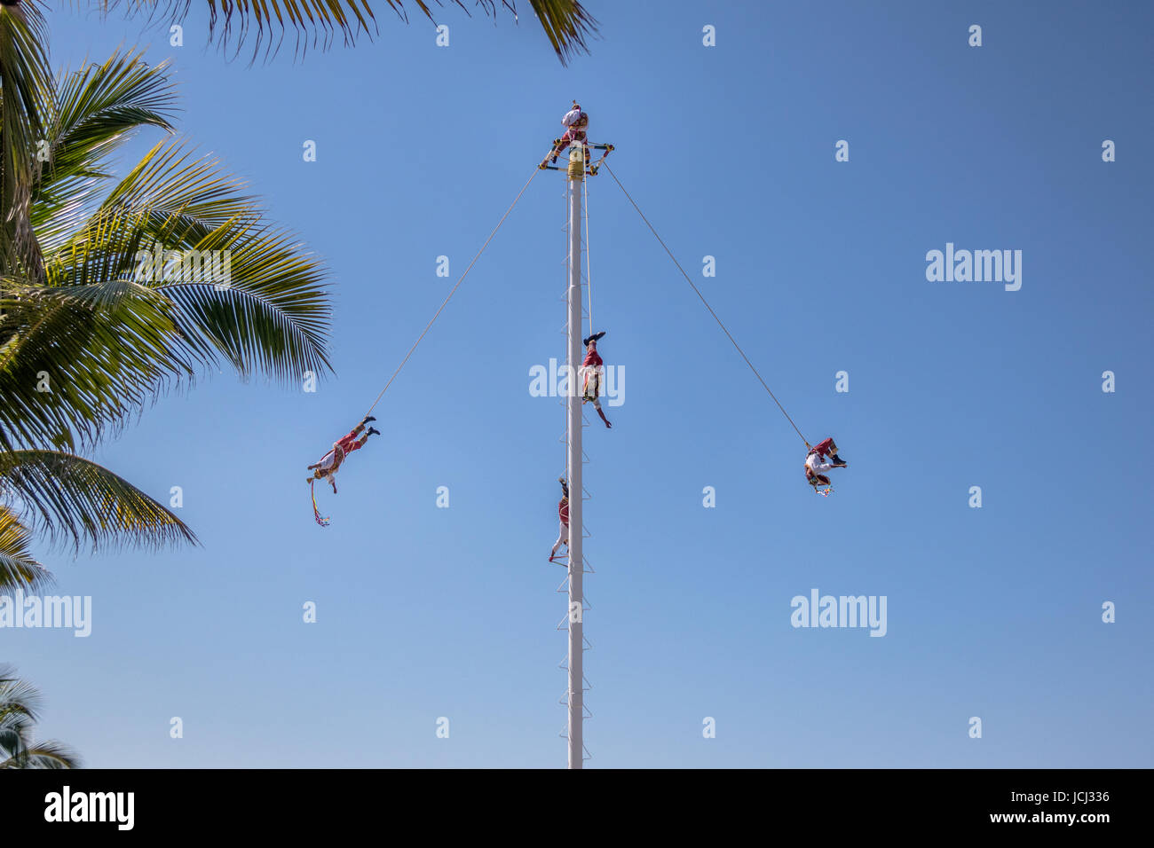 La danza del Papantla volantini (Voladores de Papantla) - da Puerto Vallarta, Jalisco, Messico Foto Stock