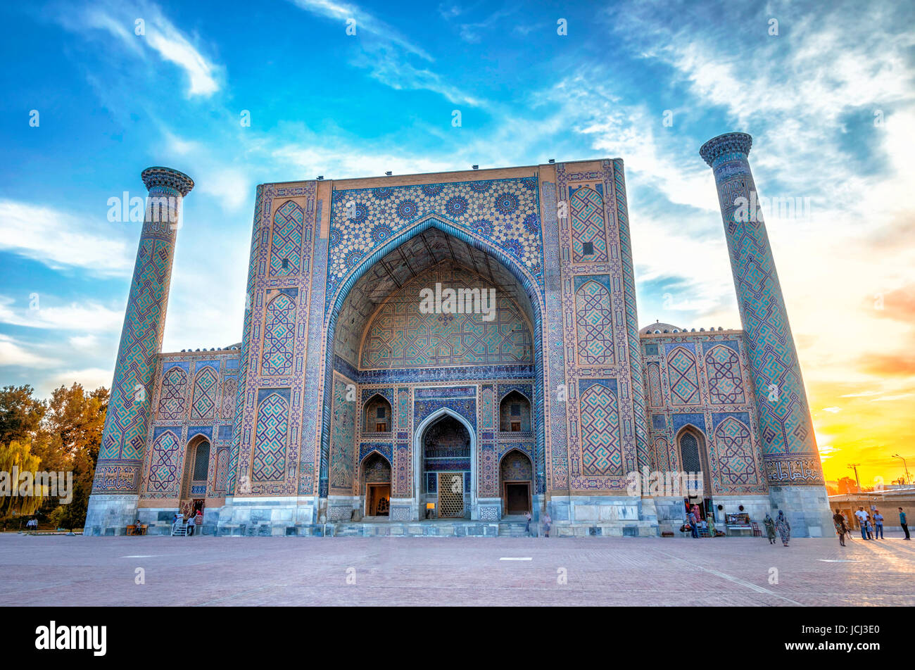 Samarcanda, Uzbekistan - 28 agosto: Ulugh Beg madrasah del Registan nel tramonto con le persone di fronte ad esso. Samarcanda, Agosto 2016 Foto Stock