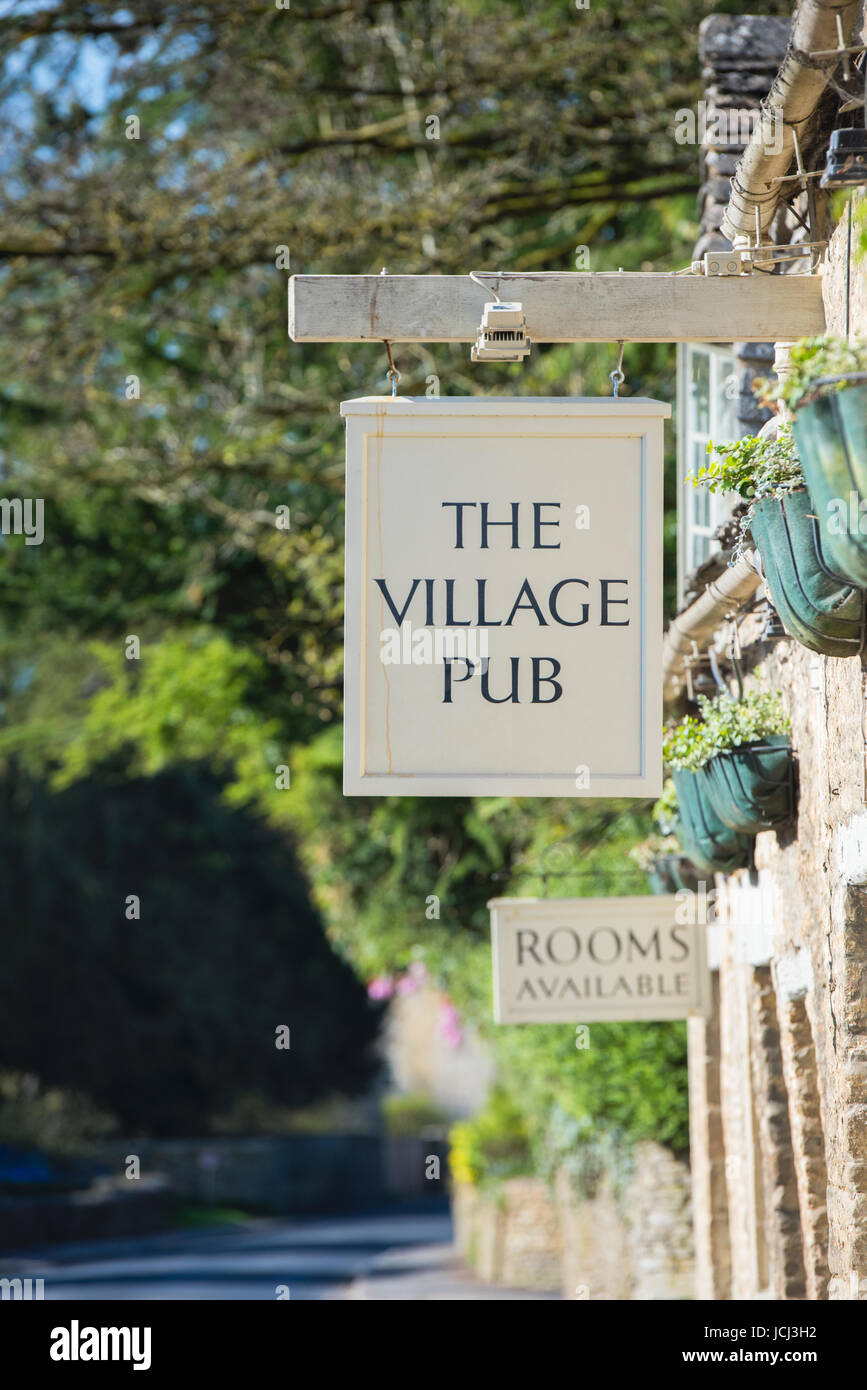 Il village pub segno. Barnsley, Cotswolds, Gloucestershire, Inghilterra Foto Stock