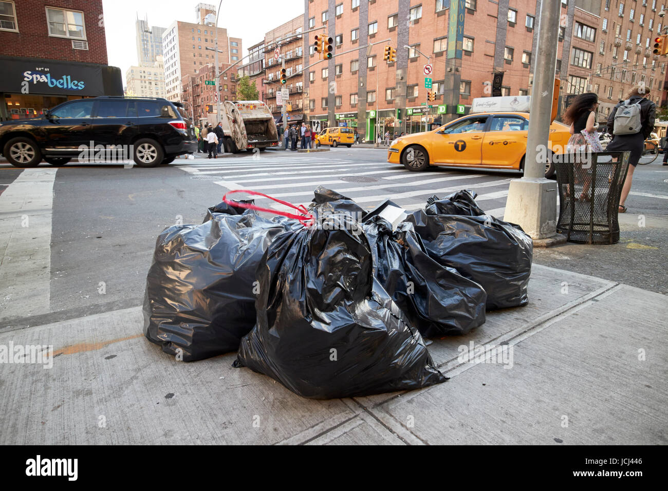 Garbage sinistra sul marciapiede in nero dei sacchetti di plastica per la  raccolta new york strade USA Foto stock - Alamy