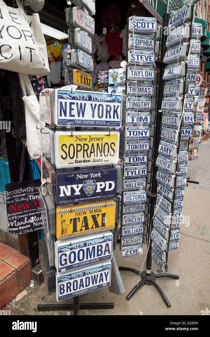 Novità targhe New York City acquisto di souvenir shop USA Foto stock - Alamy