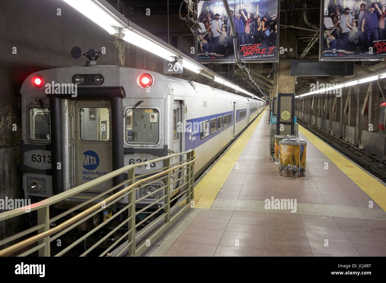 Mta metro-north railroad treno alla piattaforma della metropolitana al grand central terminal di New York City STATI UNITI D'AMERICA Foto Stock