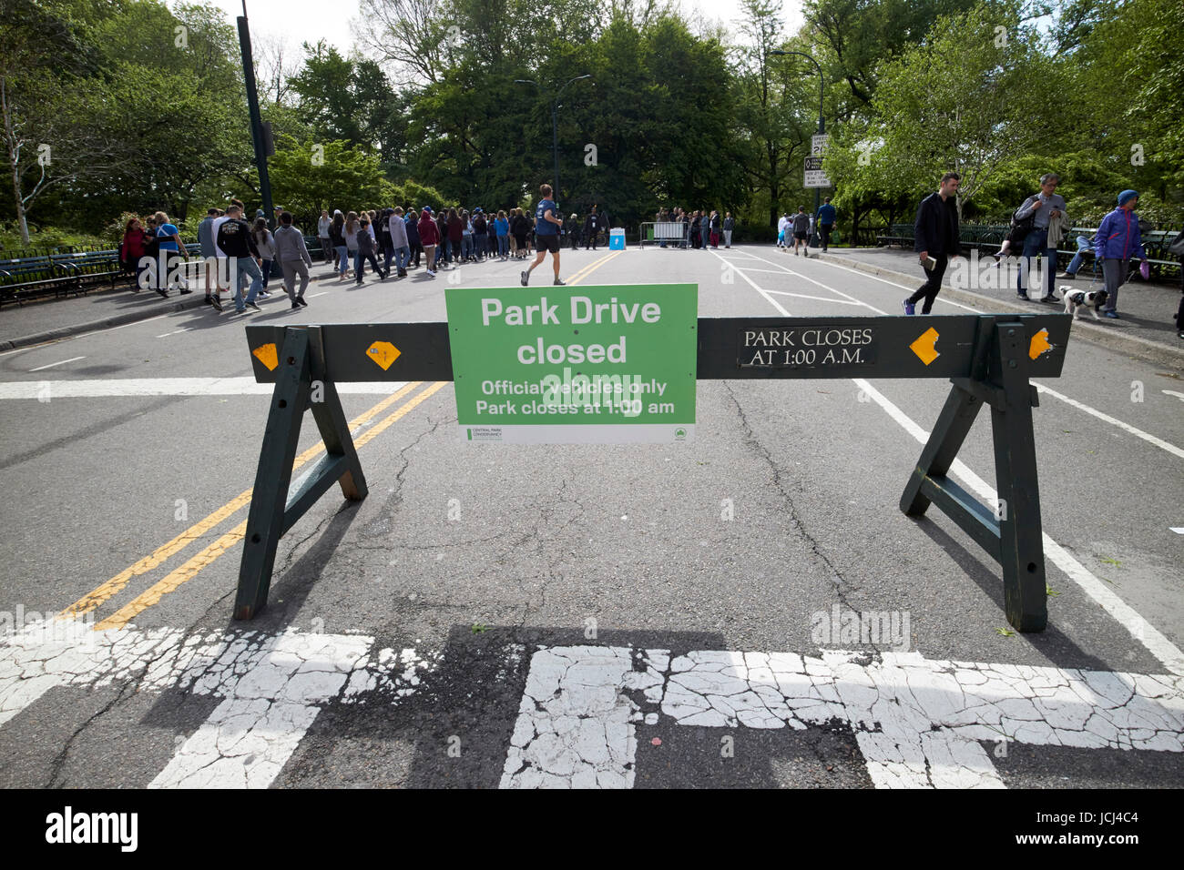 Park drive segno chiuso di domenica il Central Park di New York City STATI UNITI D'AMERICA Foto Stock