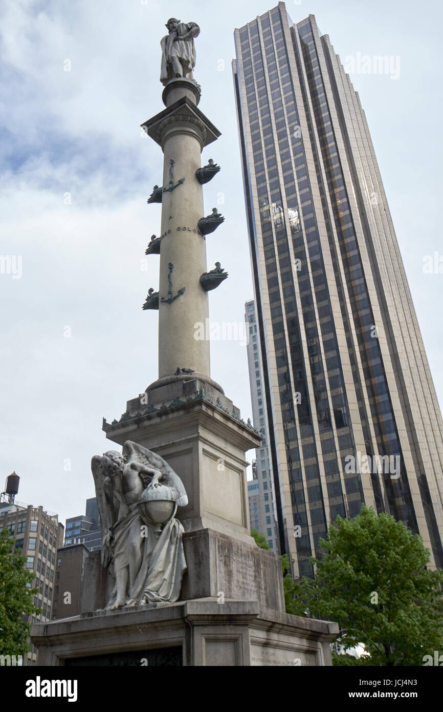 Statua di Cristoforo Colombo a Columbus circle con Trump International Hotel New York City USA Foto Stock
