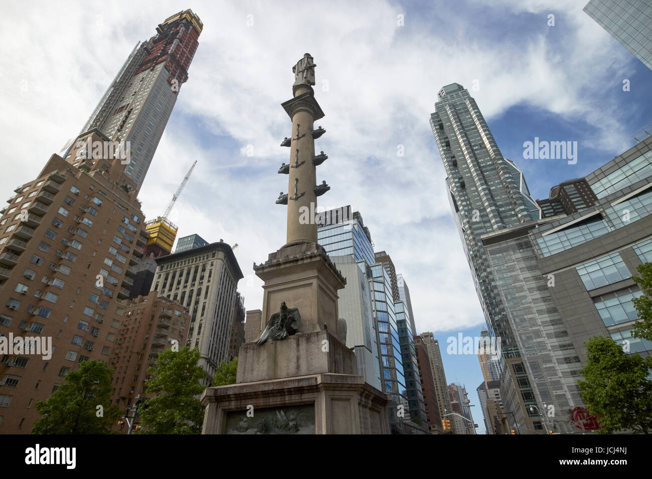 Statua di Cristoforo Colombo a Columbus circle con lusso costoso south central park edifici di appartamenti New York City USA Foto Stock