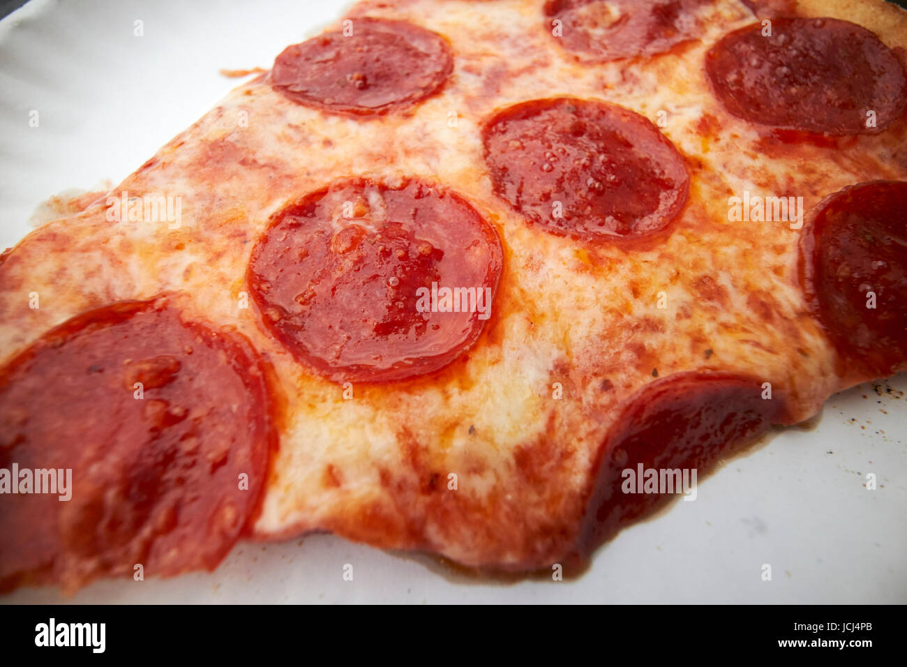 Close up di un unico grande fetta di salsiccia per pizza pizza USA Foto Stock