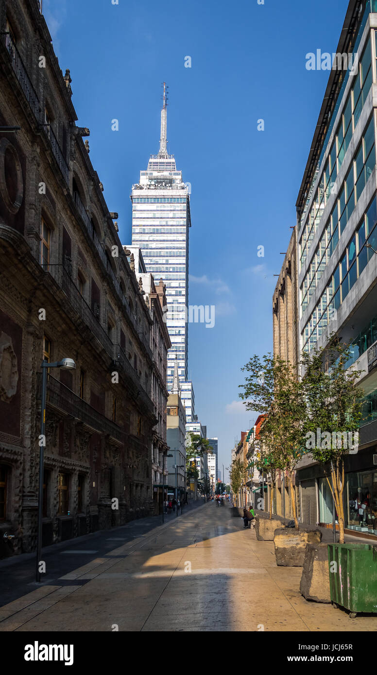 Strada pedonale del centro storico di Città del Messico con la Torre Latinoamericana sullo sfondo - Città del Messico, Messico Foto Stock