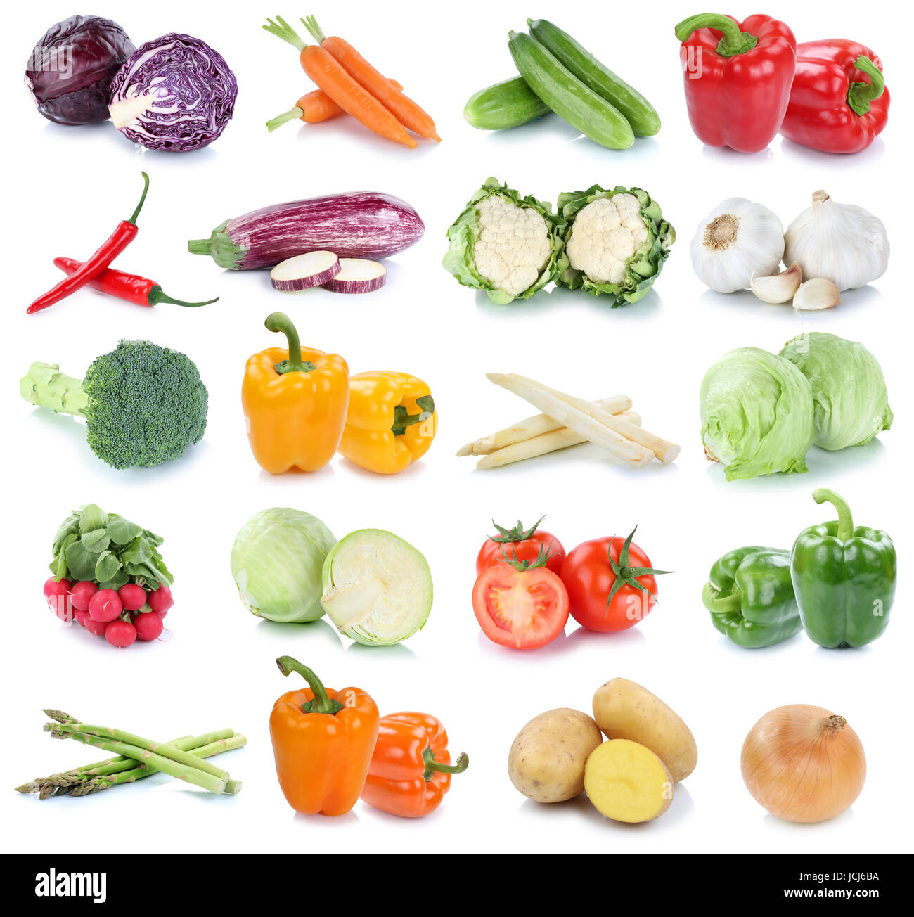 Verdure carote fresche cipolla lattuga pomodori raccolta isolati su sfondo bianco Foto Stock