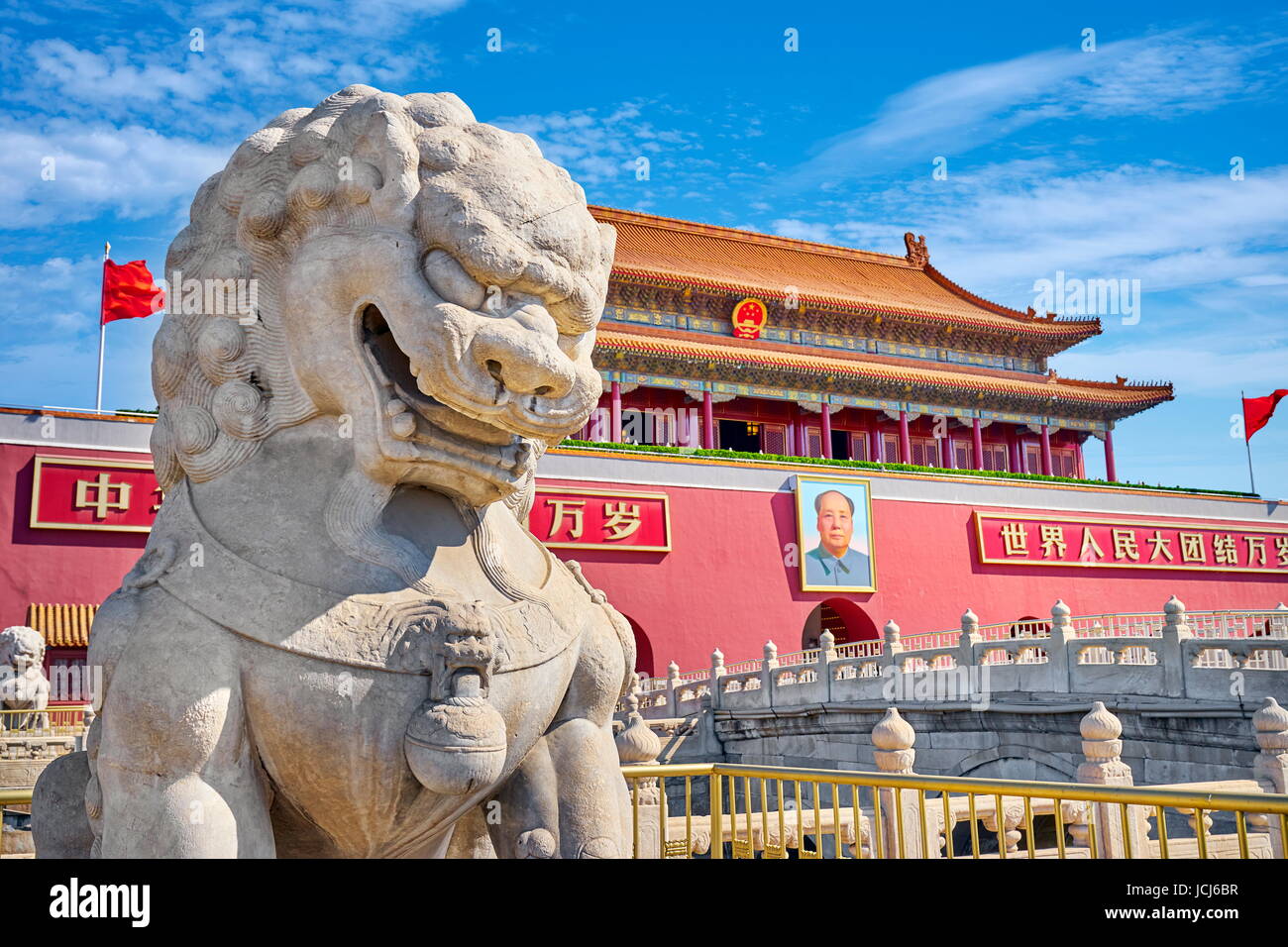 Leone di pietra e di Tiananmen, Porta della Pace Celeste, Pechino, Cina Foto Stock