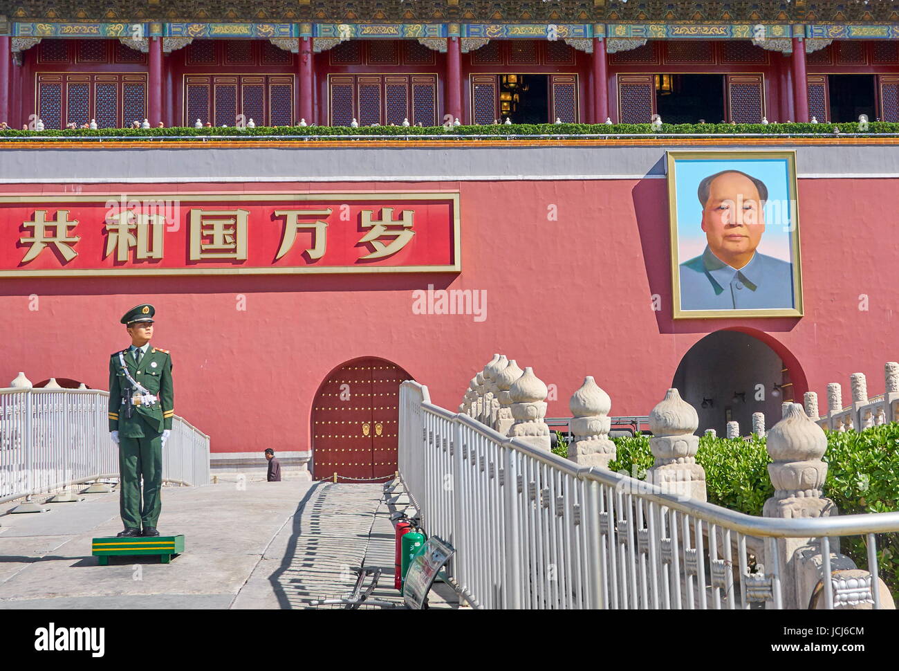 Soldato permanente sulla protezione nella parte anteriore della porta della pace celeste, Piazza Tiananmen, Pechino, Cina Foto Stock