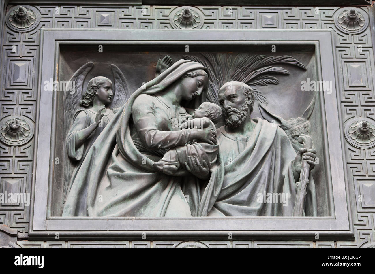 Fuga in Egitto scultura su porte della facciata sud di San Isacco, la cattedrale di San Pietroburgo, Russia Foto Stock