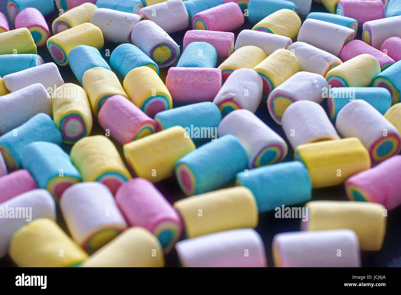 Fotografia Stock di tipico marshmallows colorati. Utilizzabile su ritratto, come texture, pagine di copertina, pagine anteriori o come scorta normale. Foto Stock