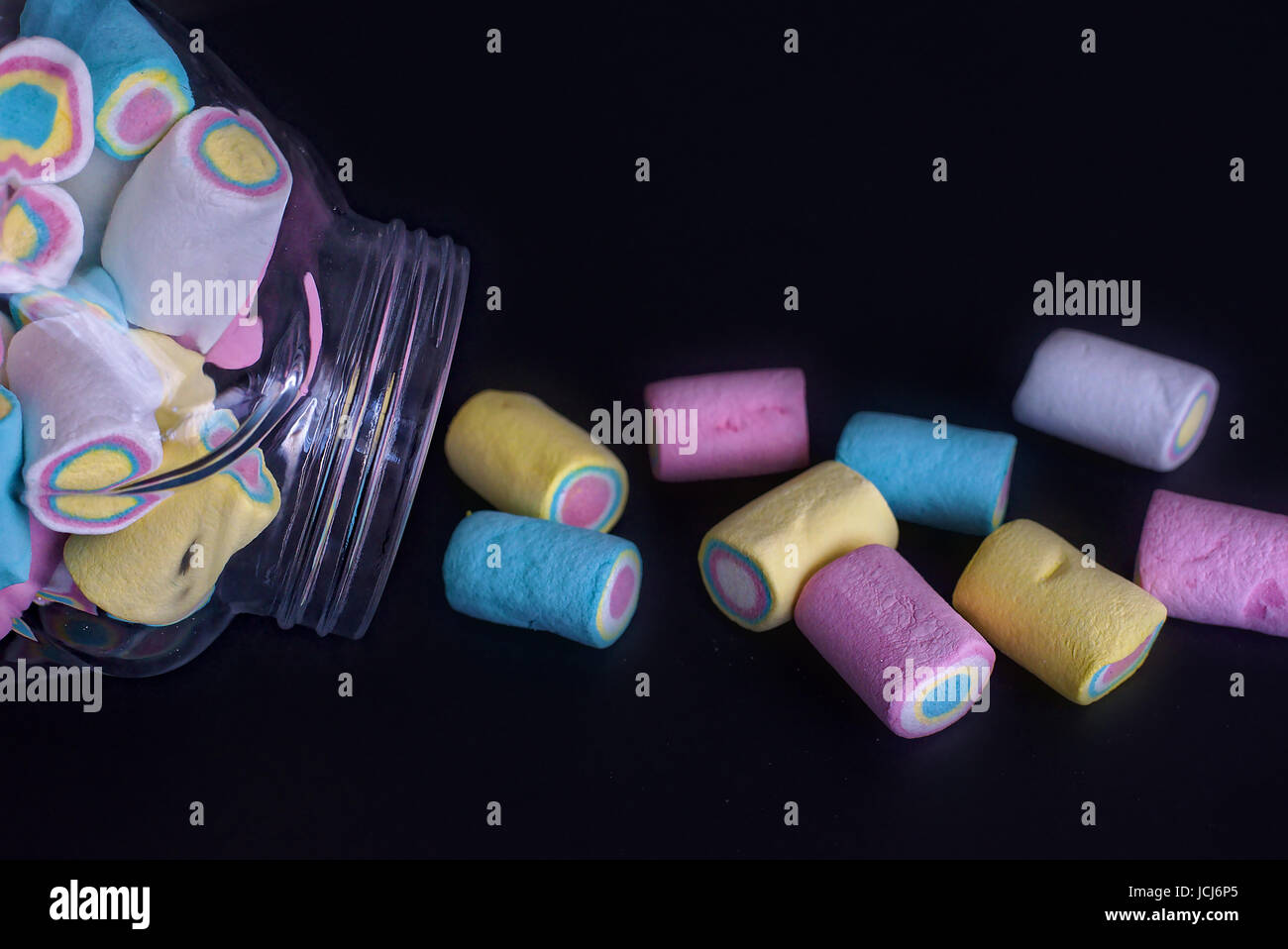 Fotografia Stock di tipico marshmallows colorati. Utilizzabile su ritratto, come texture, pagine di copertina, pagine anteriori o come scorta normale. Foto Stock