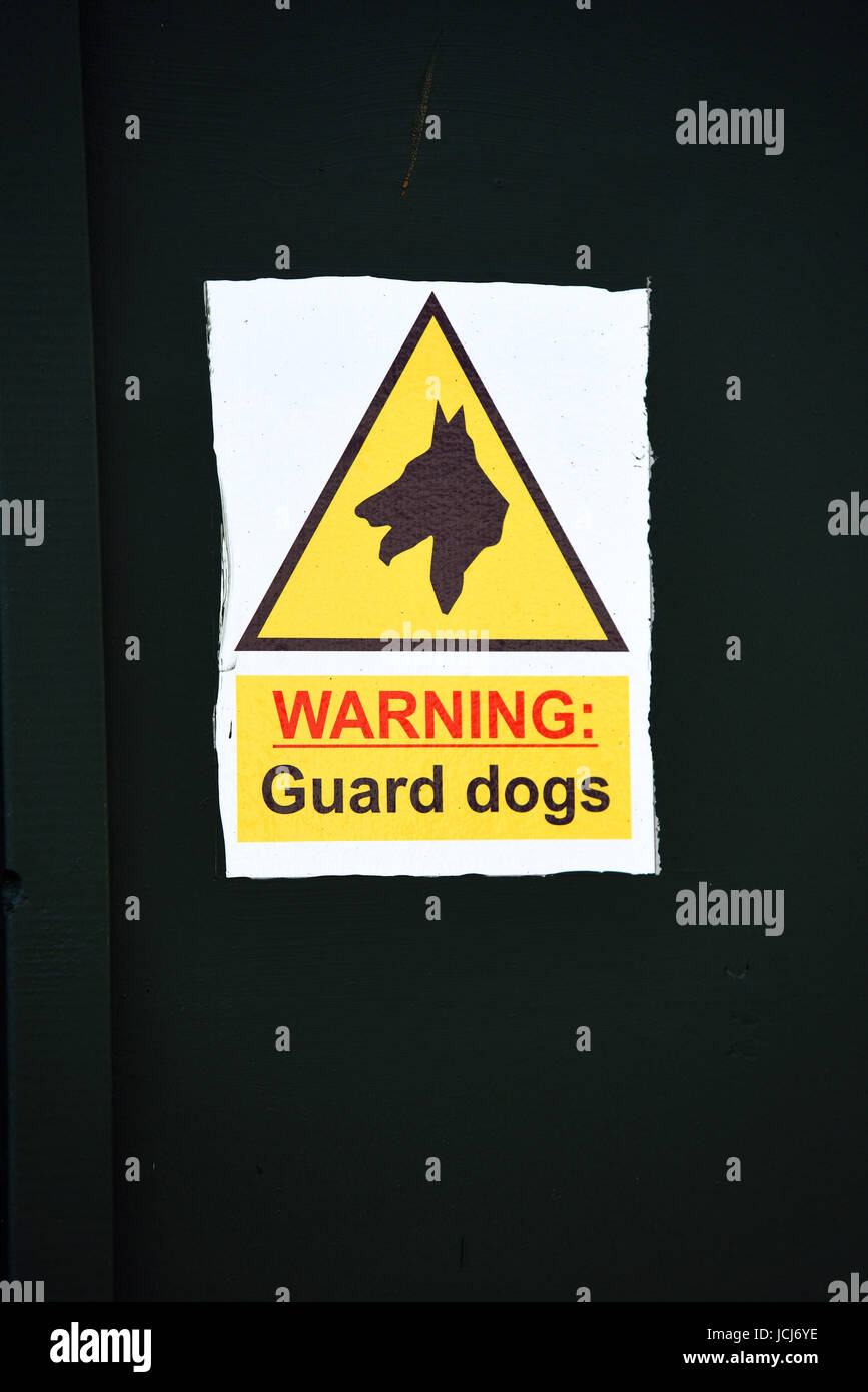 Cartello segnaletico di avviso per i cani da guardia in Sutton Road, Southend on Sea, Essex. Cartello Foto Stock