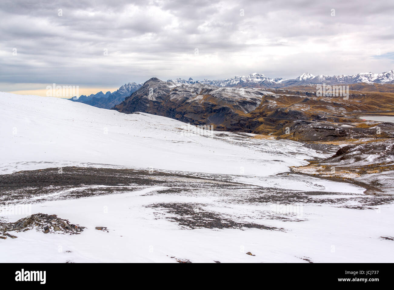 Vista della Cordillera Real delle Ande montagne vicino a La Paz in Bolivia Foto Stock