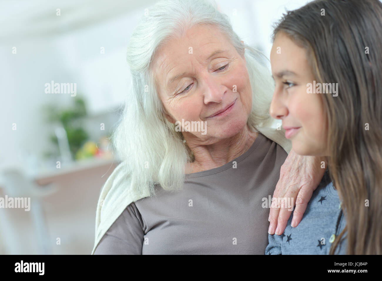 Nonna e nipote in chat Foto Stock